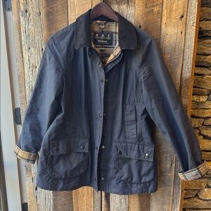 Authentic women’s navy Barbour Beadnell Waxed Jacket size 10 medium plaid tartan